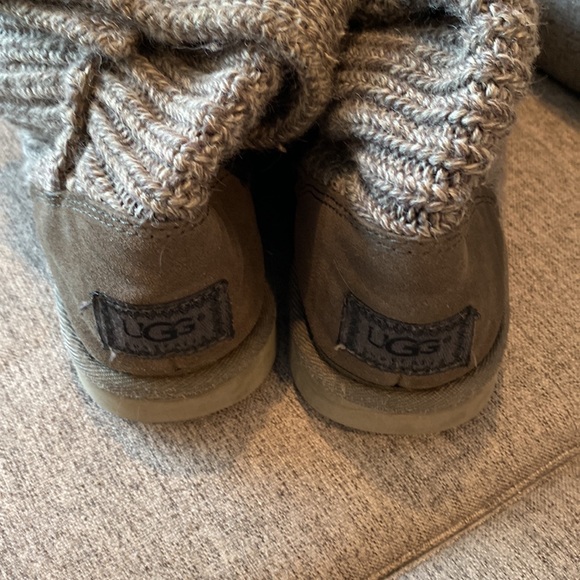 Used Ladies UGG Grey Wool Boots in Good Condition and freshly cleaned. Size 6 - Picture 3 of 4